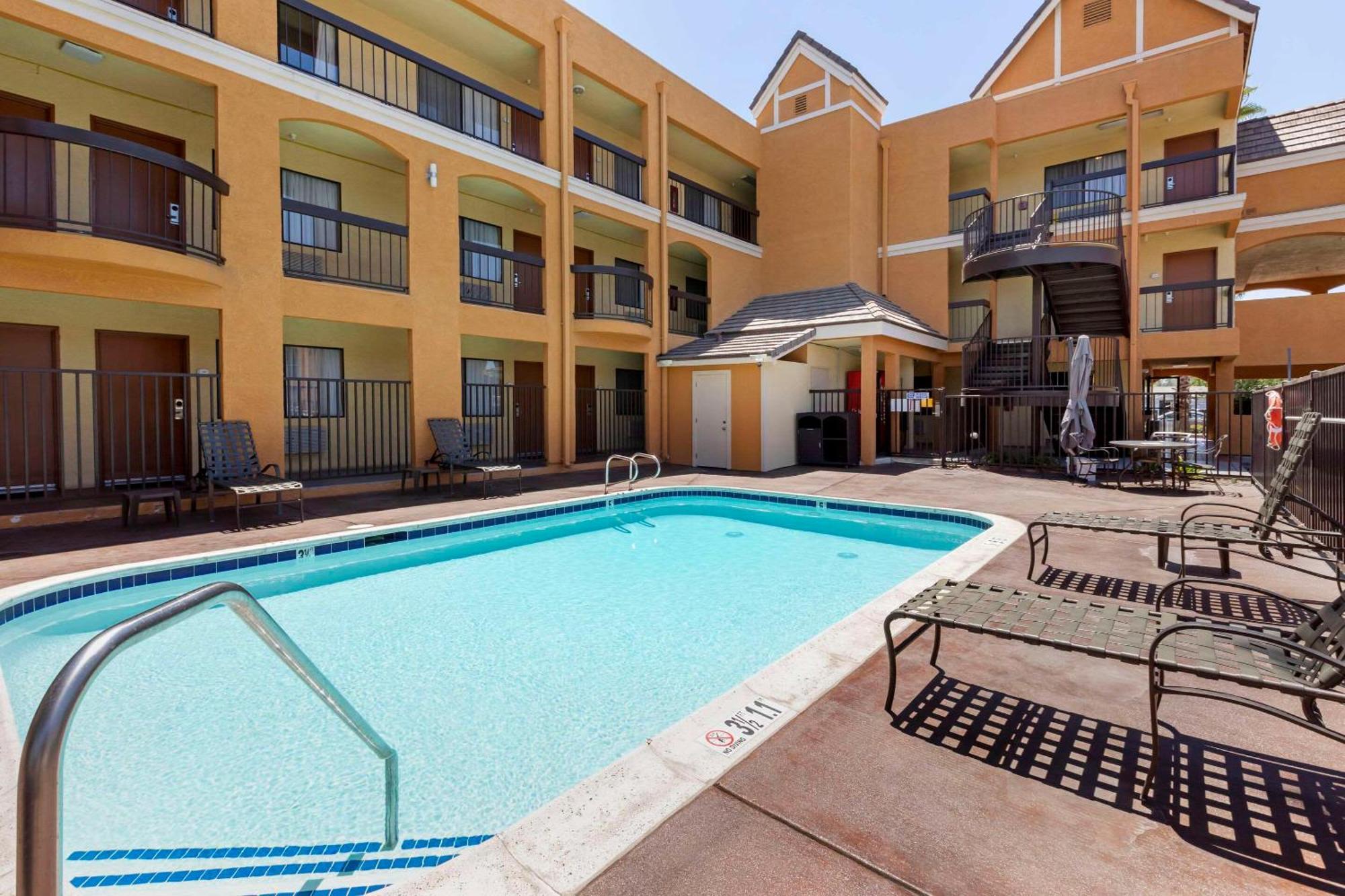 Quality Inn & Suites Westminster Seal Beach Exteriér fotografie